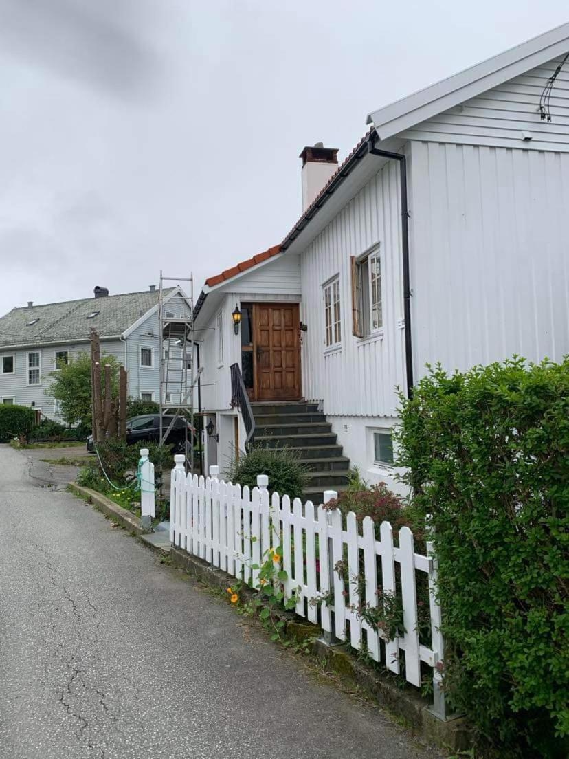 Sentrumsnaer Kjellerleilighet, Naer Sykehus Og Hogskole, Parkering Haugesund Eksteriør bilde